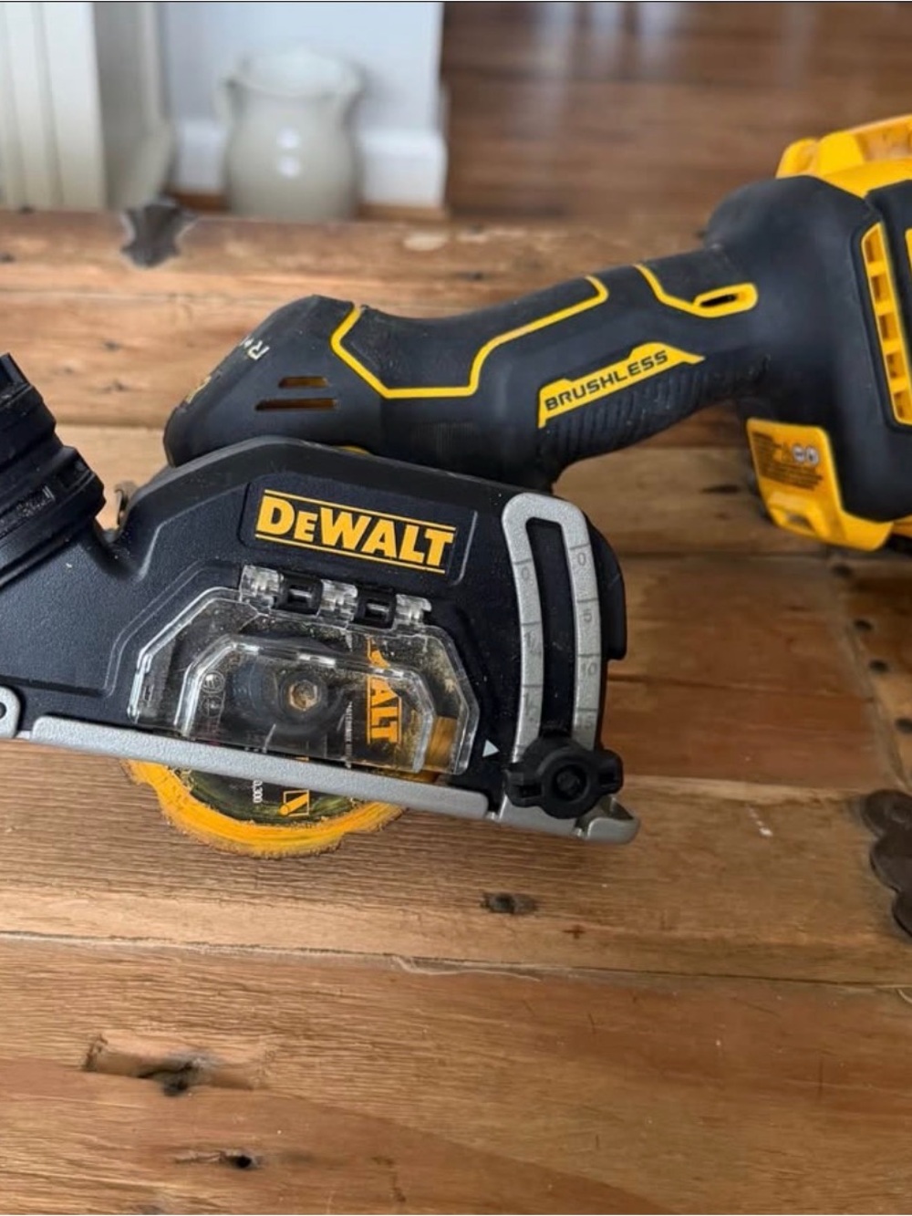 DeWalt Brushless Cordless Compact Saw - Black & Yellow